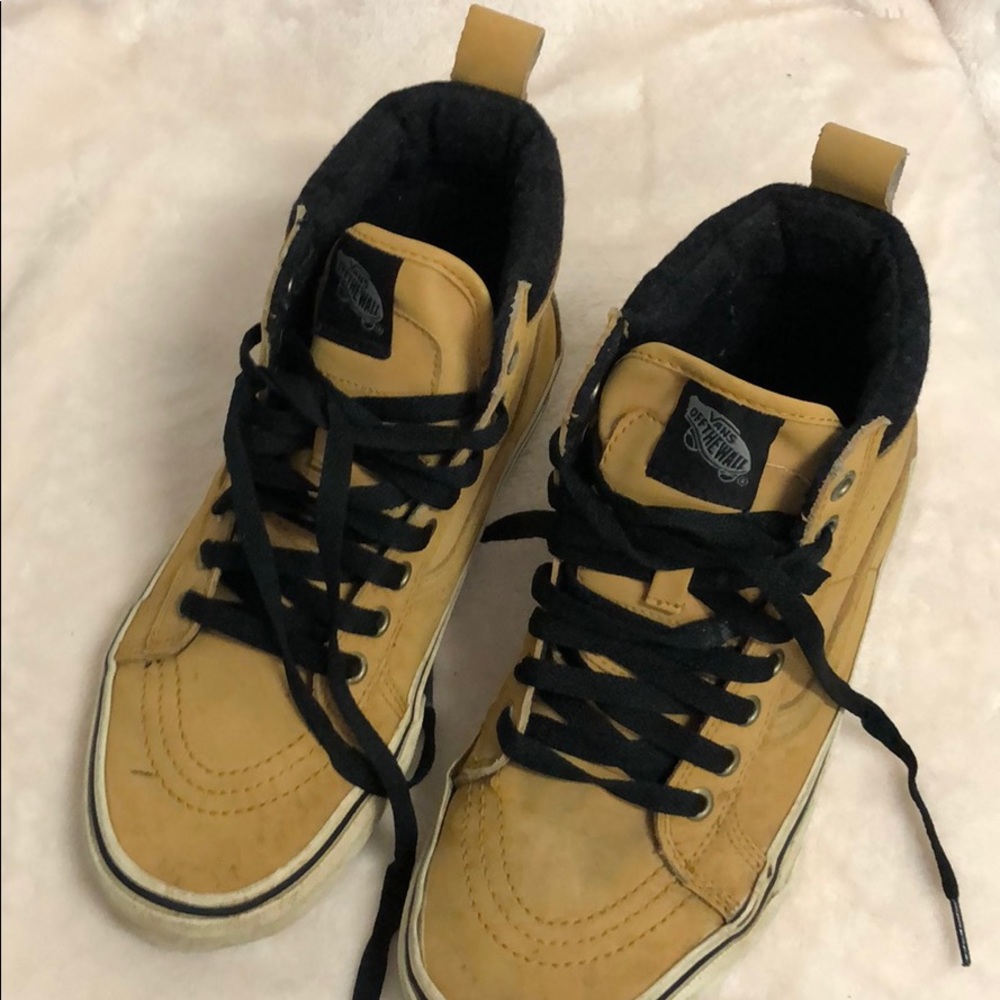 Skateboard boots